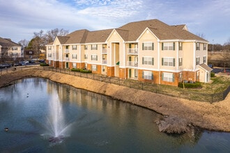 Whispering Oaks Apts LP in Portsmouth, VA - Building Photo - Primary Photo