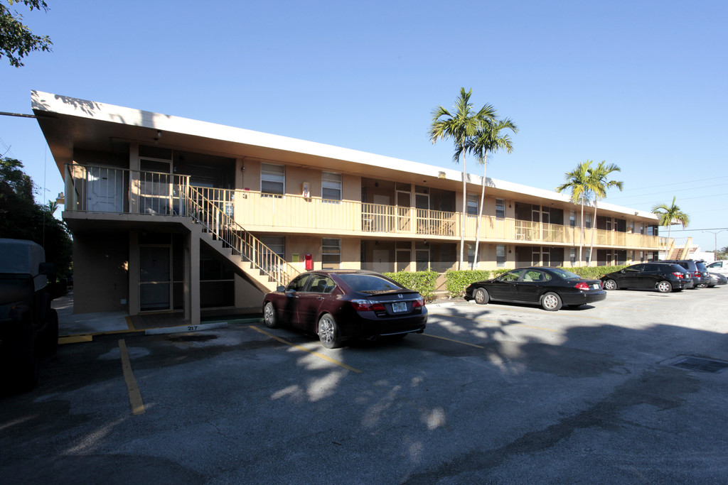 Taft Plaza Apartments in Hollywood, FL