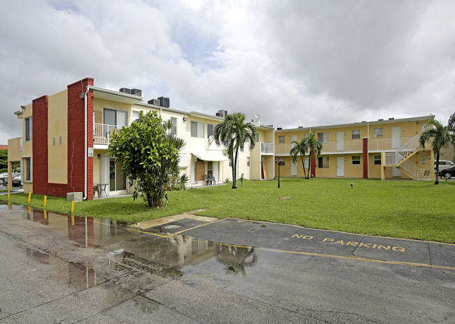 Courtyard of Hialeah II in Hialeah, FL - Building Photo - Building Photo