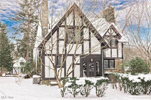 7020 S Woodland Rd in Chagrin Falls, OH - Building Photo