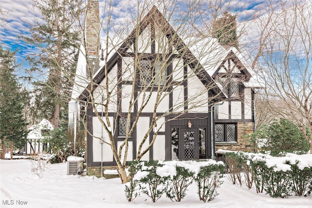 7020 S Woodland Rd in Chagrin Falls, OH - Building Photo