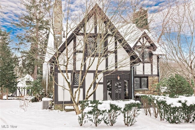 property at 7020 S Woodland Rd