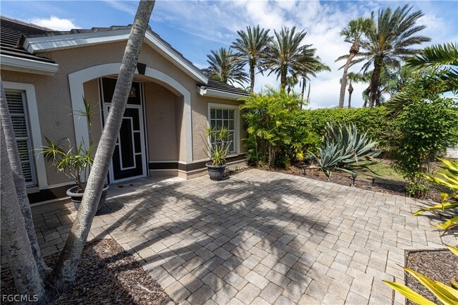 7500 Cameron Cir in Ft. Myers, FL - Building Photo - Building Photo