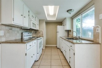 801 N Shore Dr in Garland, TX - Foto de edificio - Building Photo