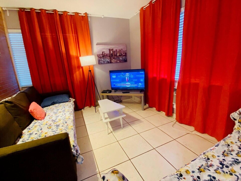 1739 Washington St in Hollywood, FL - Building Photo