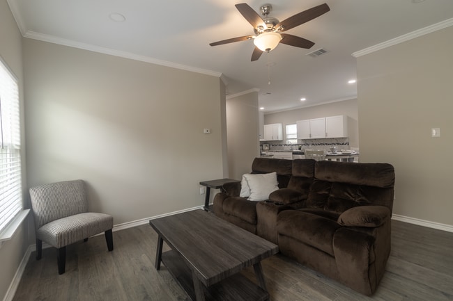 803 Hall St in Bryan, TX - Foto de edificio - Building Photo