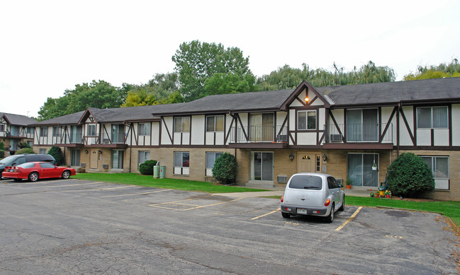 Indian Hills in Racine, WI - Building Photo - Building Photo