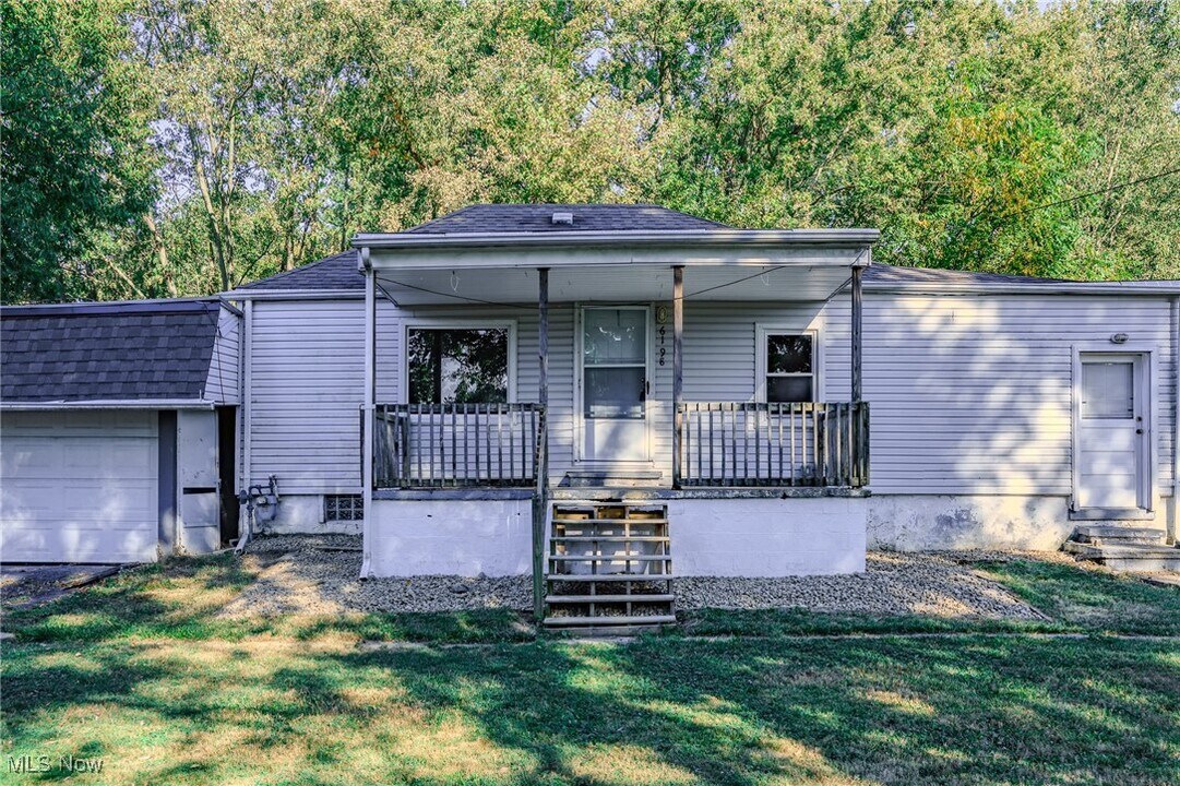 6198 Hillford Ave NE in Canton, OH - Building Photo