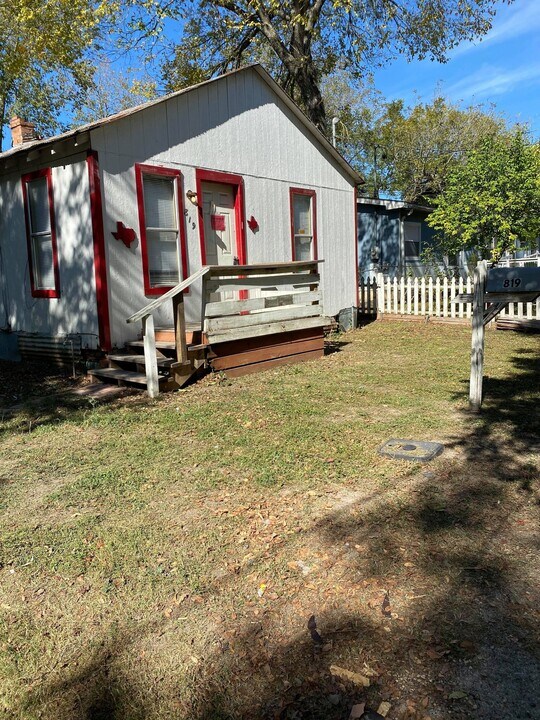 819 Mora St in Lockhart, TX - Building Photo