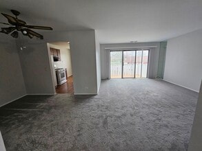 573 Greystone Ln, Unit D2 in Wheeling, IL - Foto de edificio - Building Photo