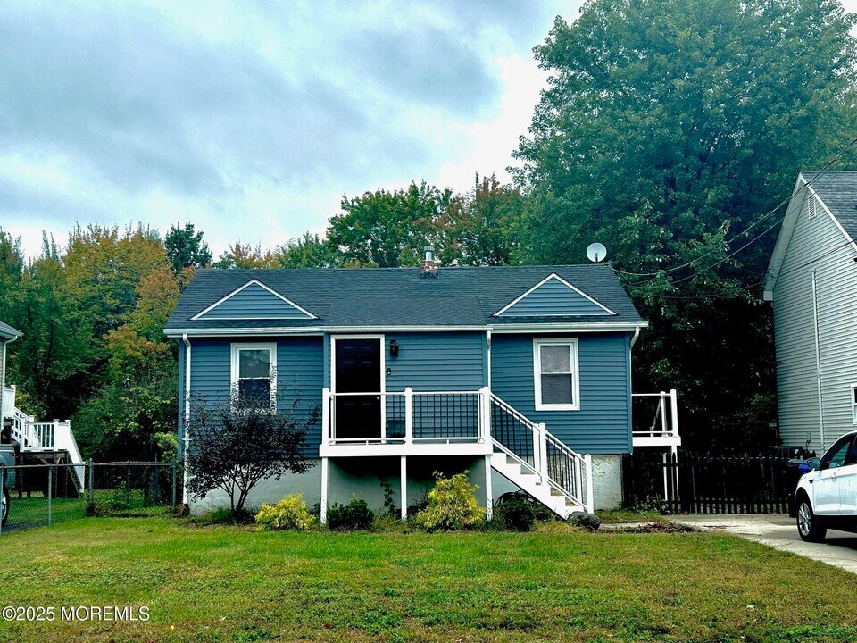 13 Willow St in Port Monmouth, NJ - Building Photo
