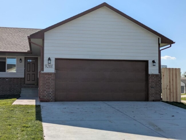 9201 E Fox Pt Ct in Bel Aire, KS - Building Photo - Building Photo