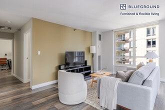 1 E Delaware Pl in Chicago, IL - Foto de edificio - Building Photo