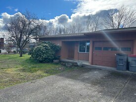 734-738 NE 24th St in McMinnville, OR - Building Photo