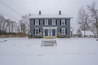 54 Canal St in South Hadley, MA - Foto de edificio - Building Photo