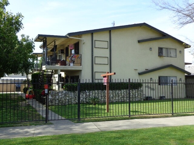 1217 W Rosewood Ct in Ontario, CA - Foto de edificio