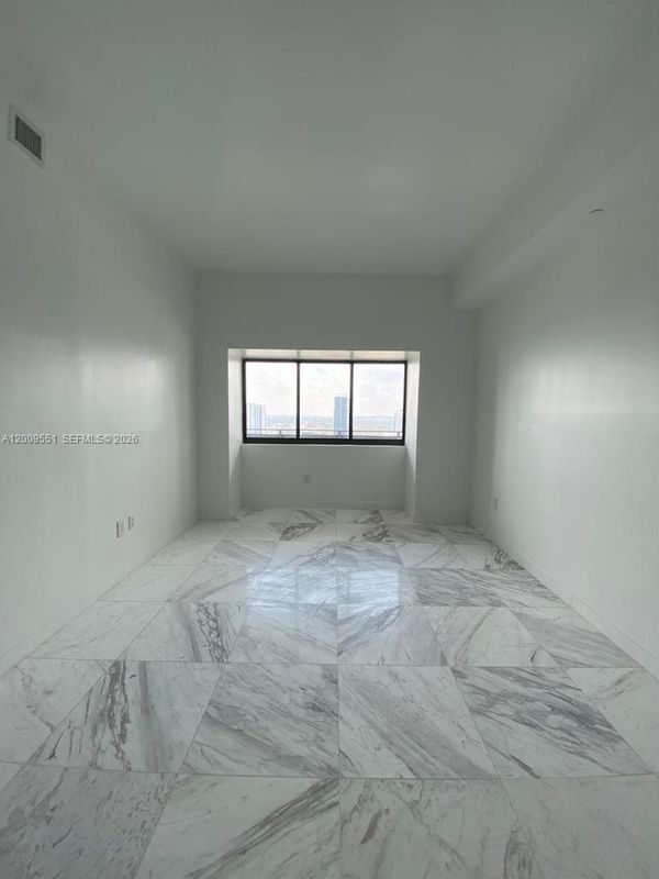 480 NE 31st St, Unit 2403 in Miami, FL - Building Photo - Building Photo