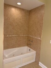 695 Roger Williams Ave, Unit 101 in Highland Park, IL - Building Photo - Building Photo