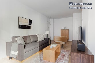 160 E 48th St in New York, NY - Building Photo - Building Photo