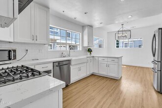 2512 Huntington Ln in Redondo Beach, CA - Building Photo - Building Photo