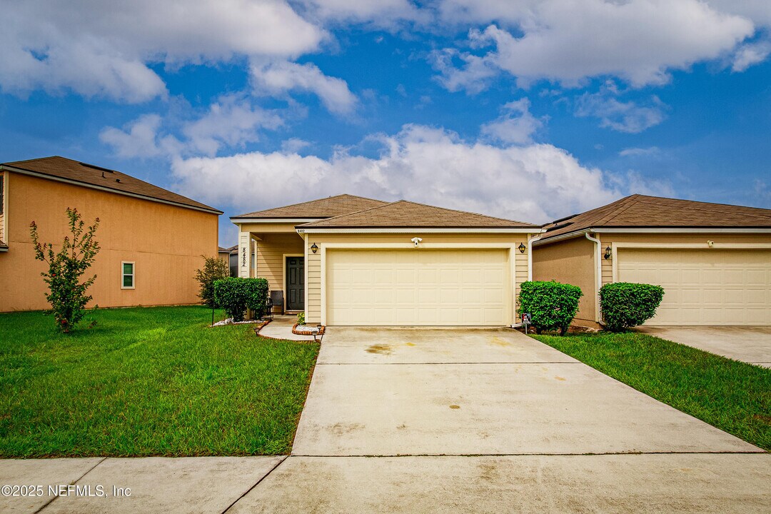 8482 Julia Marie Cir in Jacksonville, FL - Building Photo