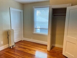 988 Chicopee St, Unit Apt 1 in Chicopee, MA - Foto de edificio - Building Photo