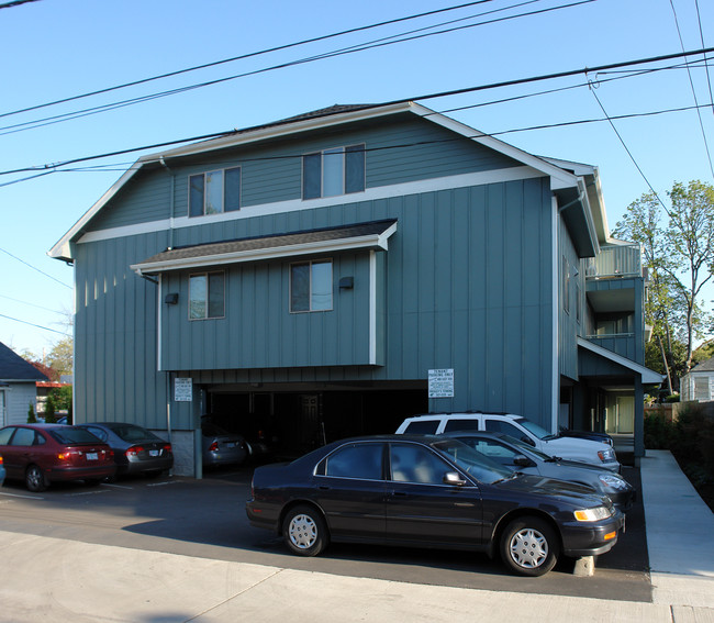 Hayes Apartments in Eugene, OR - Building Photo - Building Photo