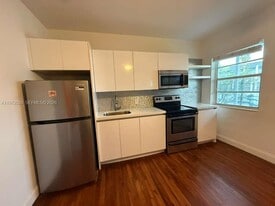 1925 Washington Ave in Miami Beach, FL - Building Photo