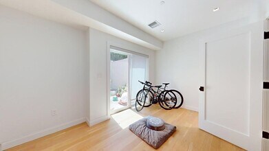 29 Crowninshield Rd, Unit 17 in Brookline, MA - Foto de edificio - Building Photo