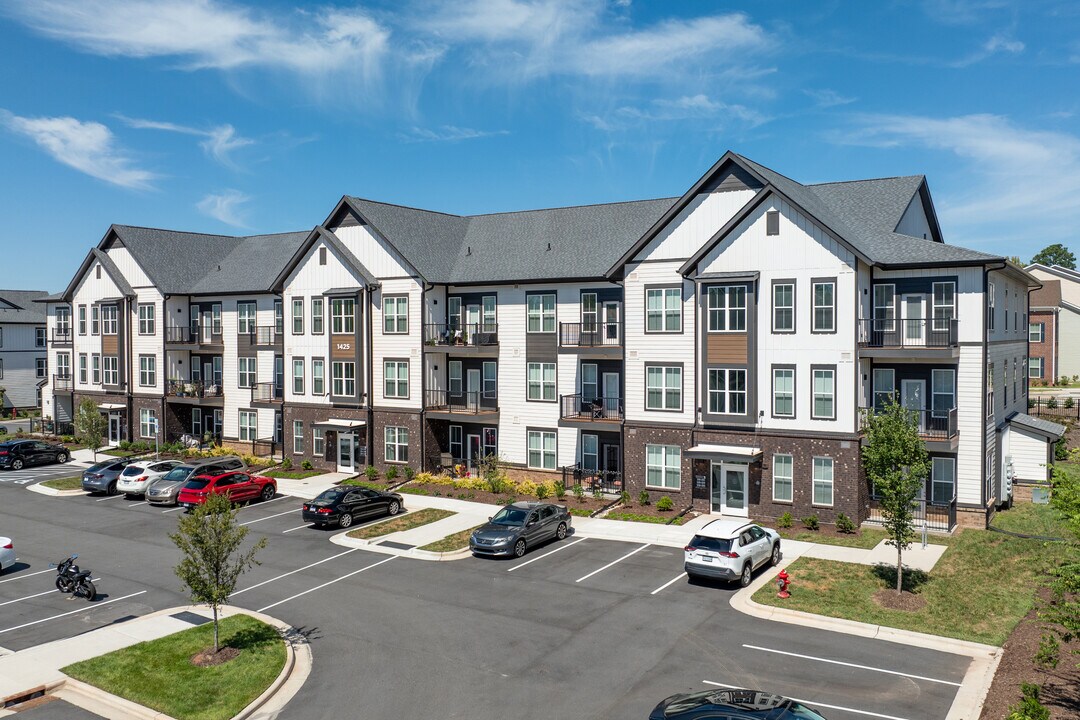 Plat 4 in Durham, NC - Foto de edificio