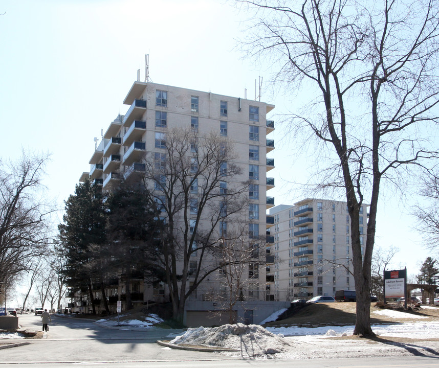 The Diplomats in Burlington, ON - Building Photo