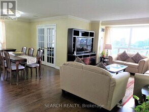 25 Kingsbridge Garden Cir in Mississauga, ON - Building Photo - Building Photo