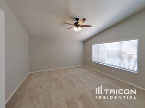 8566 W Denton Ln in Glendale, AZ - Foto de edificio - Building Photo