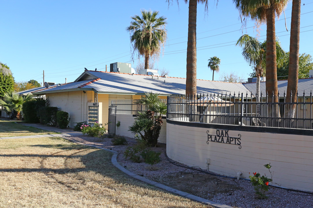 Oak Plaza Apartments in Phoenix, AZ - Building Photo