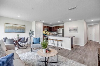 6534 Sweetbay Ln, Unit 201 in Jacksonville, FL - Foto de edificio - Building Photo