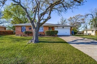 7120 Sorenson Cir in Dallas, TX - Building Photo