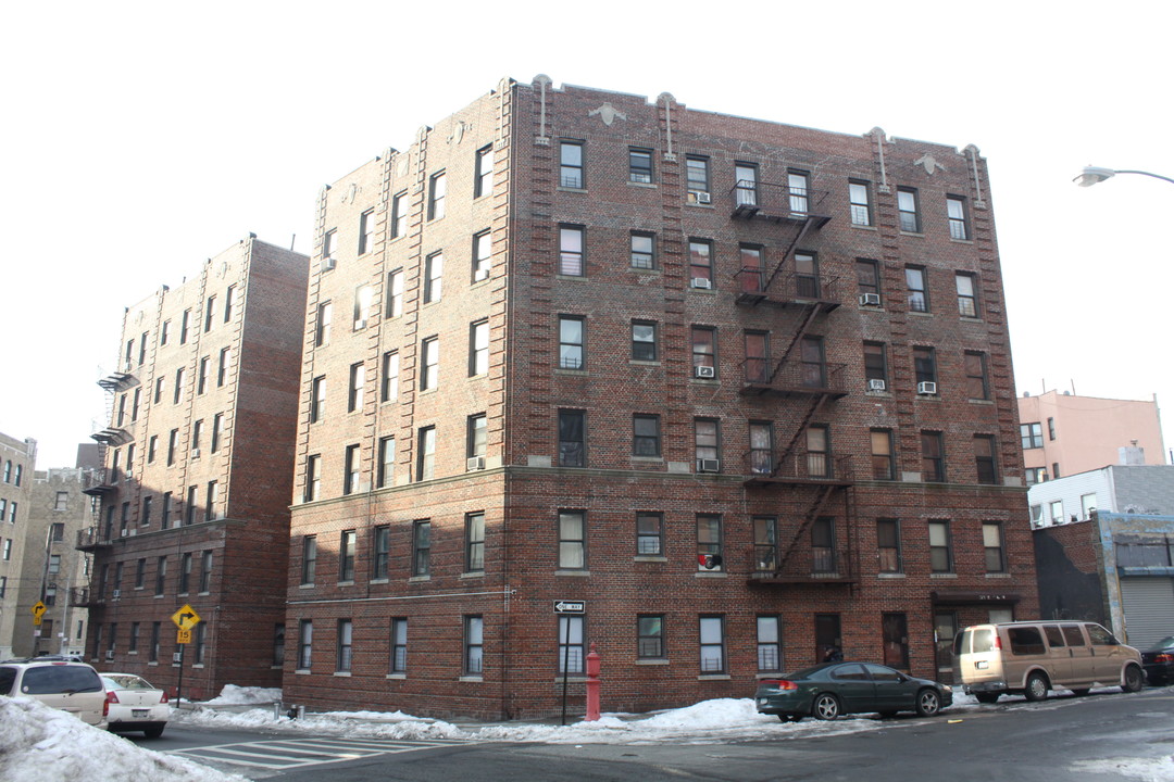 2123 Tiebout Ave in Bronx, NY - Building Photo