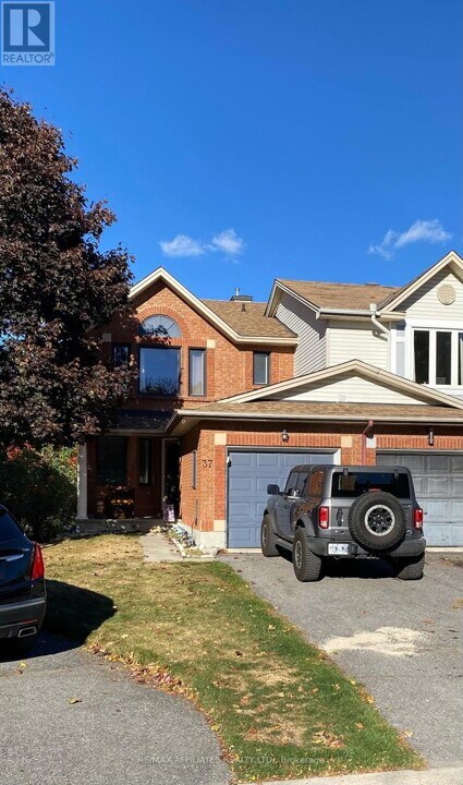 37 Banchory Crescent in Ottawa, ON - Building Photo