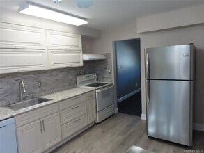 1210 Smithtown Ave in Bohemia, NY - Foto de edificio - Building Photo