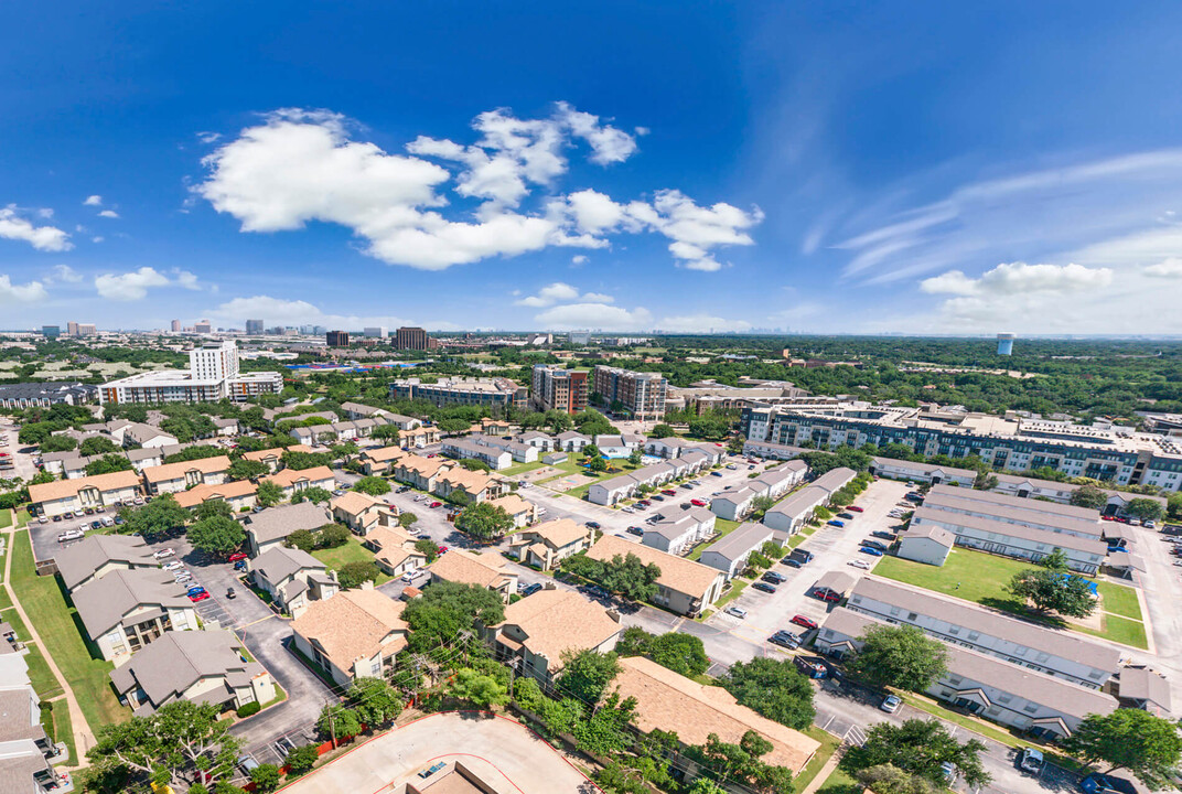 Addison Apartments at the Park in Addison, TX - Building Photo