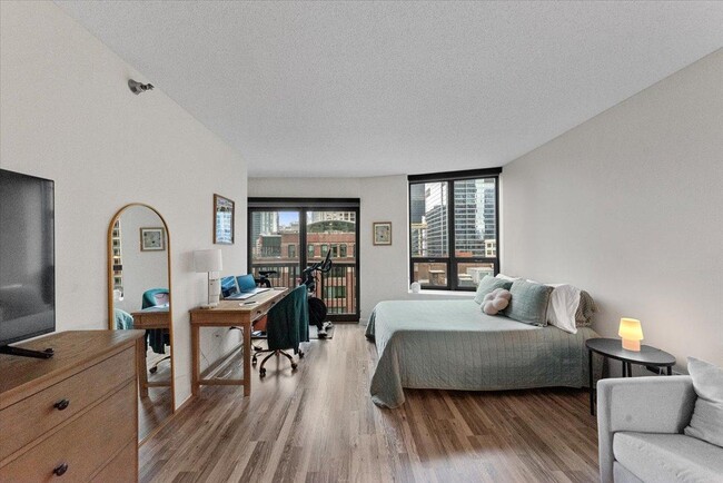 property at 400 N La Salle Dr