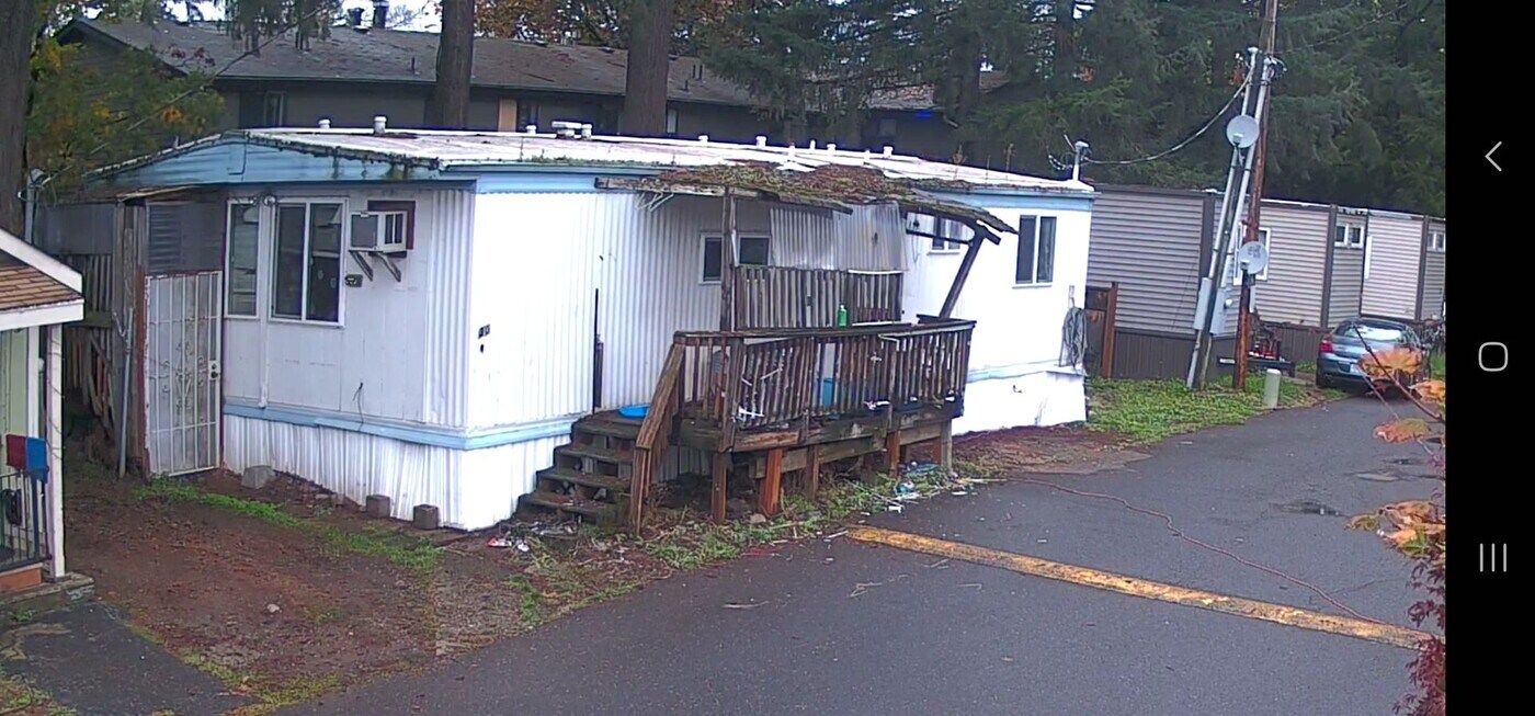 17007 SE Stark St in Portland, OR - Building Photo