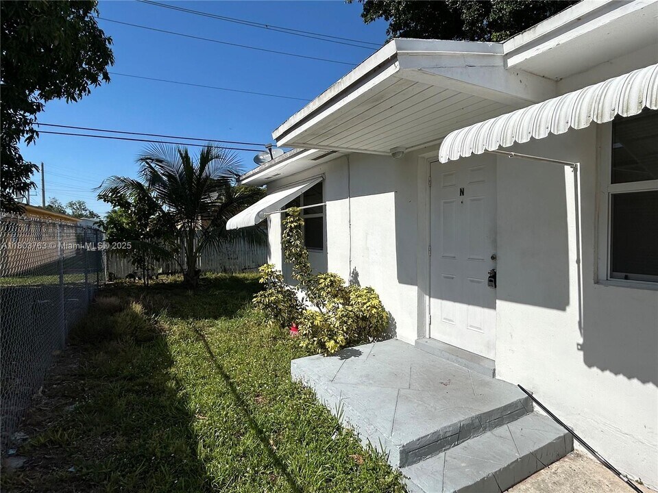 6241 Dawson St in Hollywood, FL - Building Photo