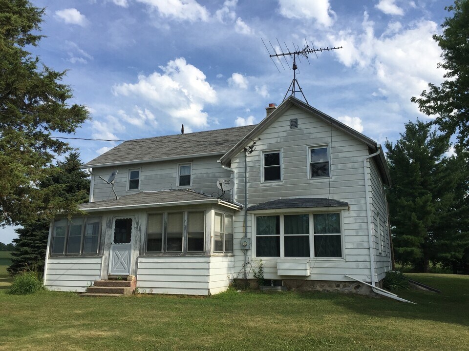 W3344 Hoffman Rd in Fort Atkinson, WI - Building Photo