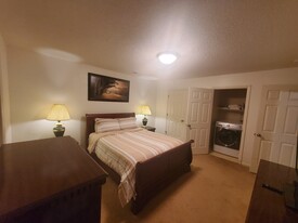 250 Olde Vineyard Ct, Unit 201 in Winston-Salem, NC - Building Photo