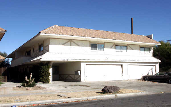 1303 W Avenue J2 in Lancaster, CA - Foto de edificio