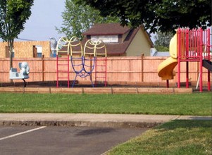 River Crest Apartments in Sheridan, OR - Building Photo - Building Photo