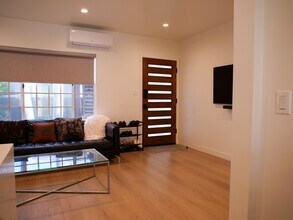 3917 Tilden Ave, Unit Apt B in Culver City, CA - Foto de edificio - Building Photo