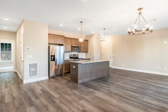 502 Edgewater Cir in East Hampton, CT - Building Photo - Building Photo
