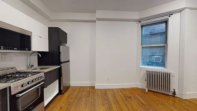 95 E 7th St, Unit APT 13 in New York, NY - Foto de edificio - Building Photo